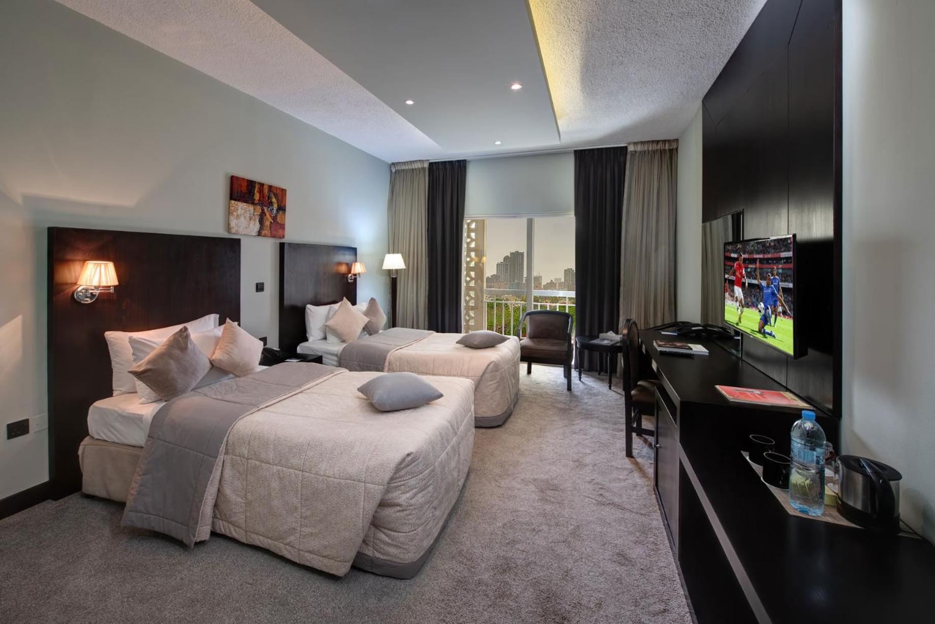 Sharjah Carlton Hotel Bagian luar foto